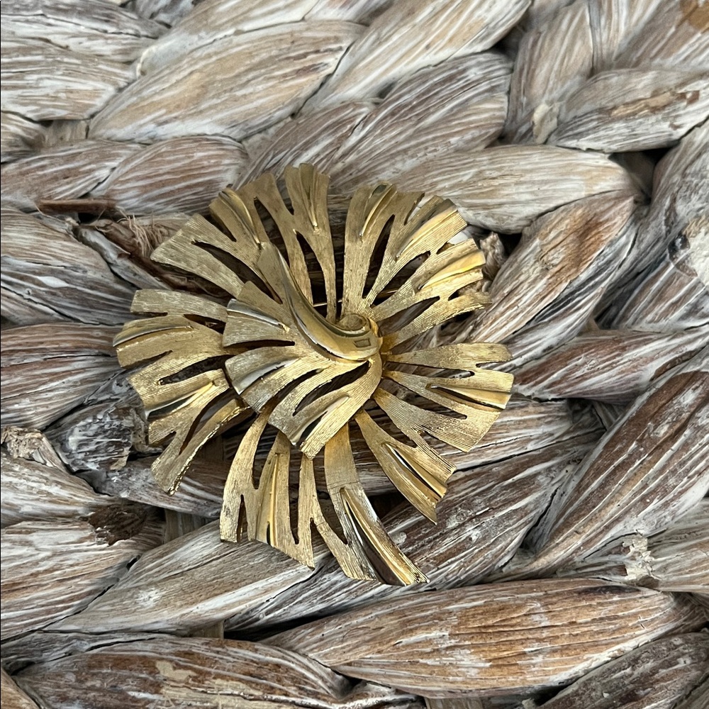 Gold Leaf‎ Brooch
